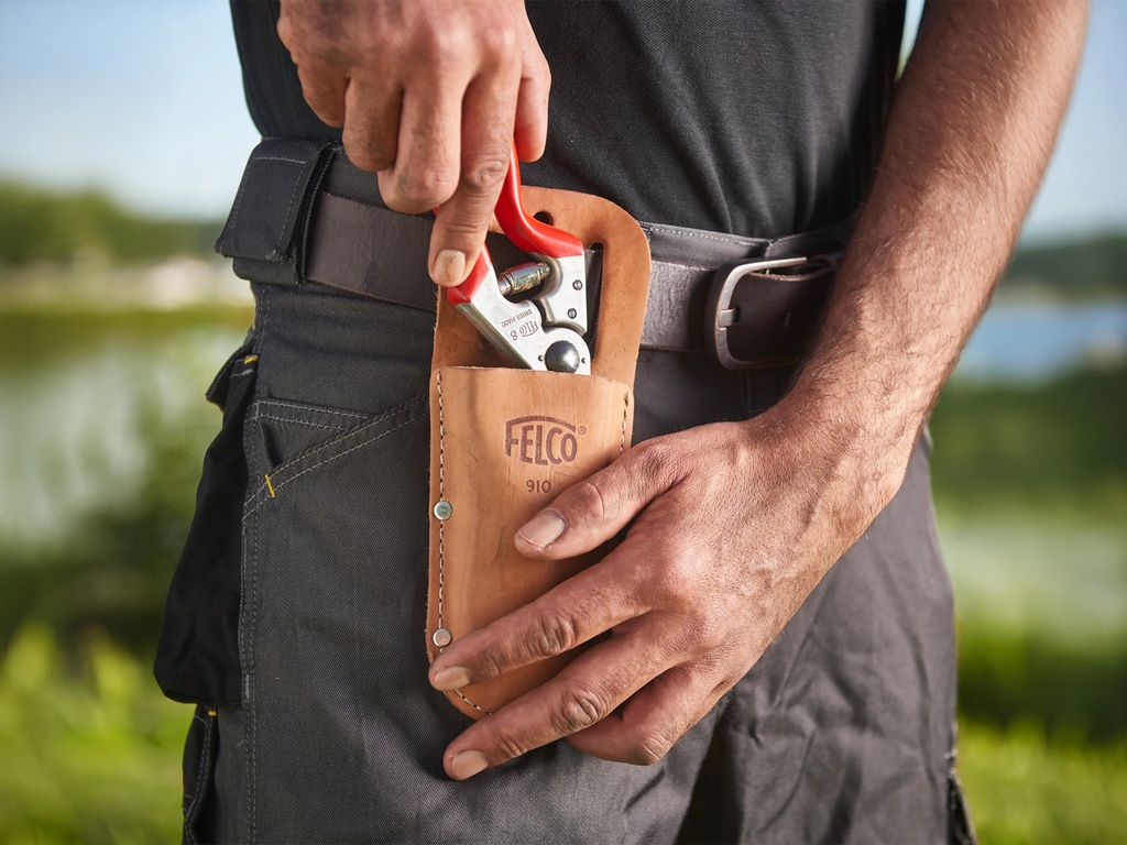 Lederen holster FELCO 910, met riemlussen en metalen riemclip
